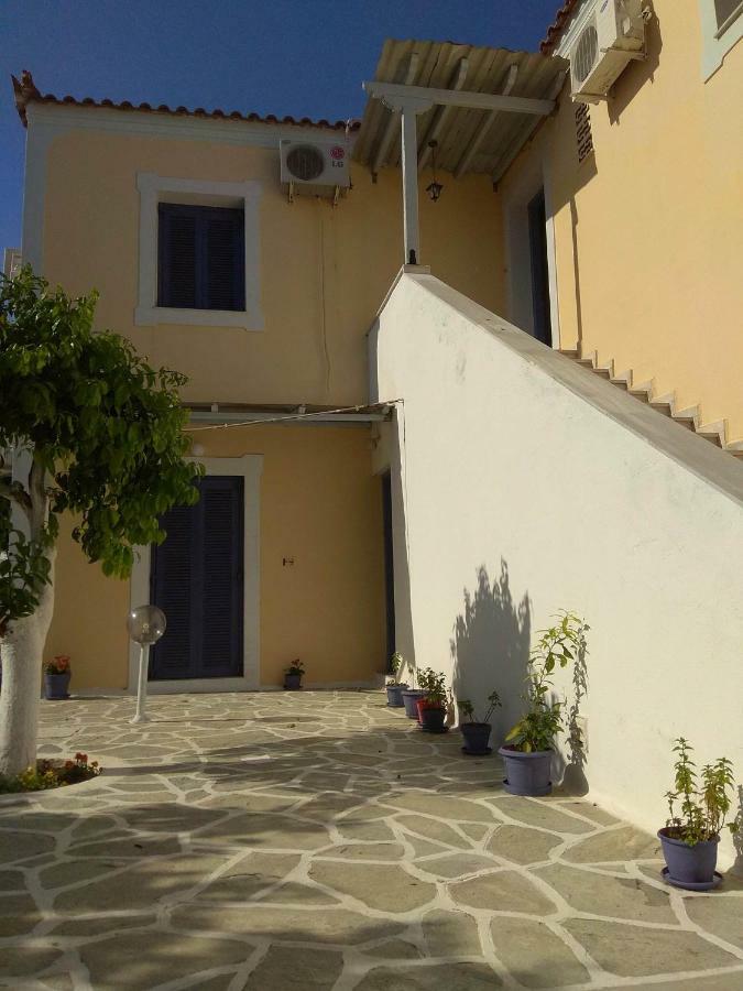 Old Harbor Apartments Spetses Town Exterior photo